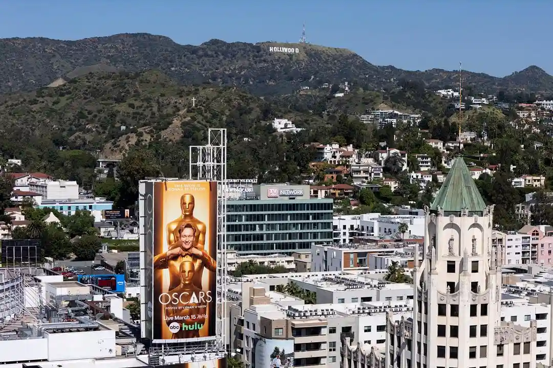 Norsk Oscar-håp spås seier mens Hollywood tier om politikk